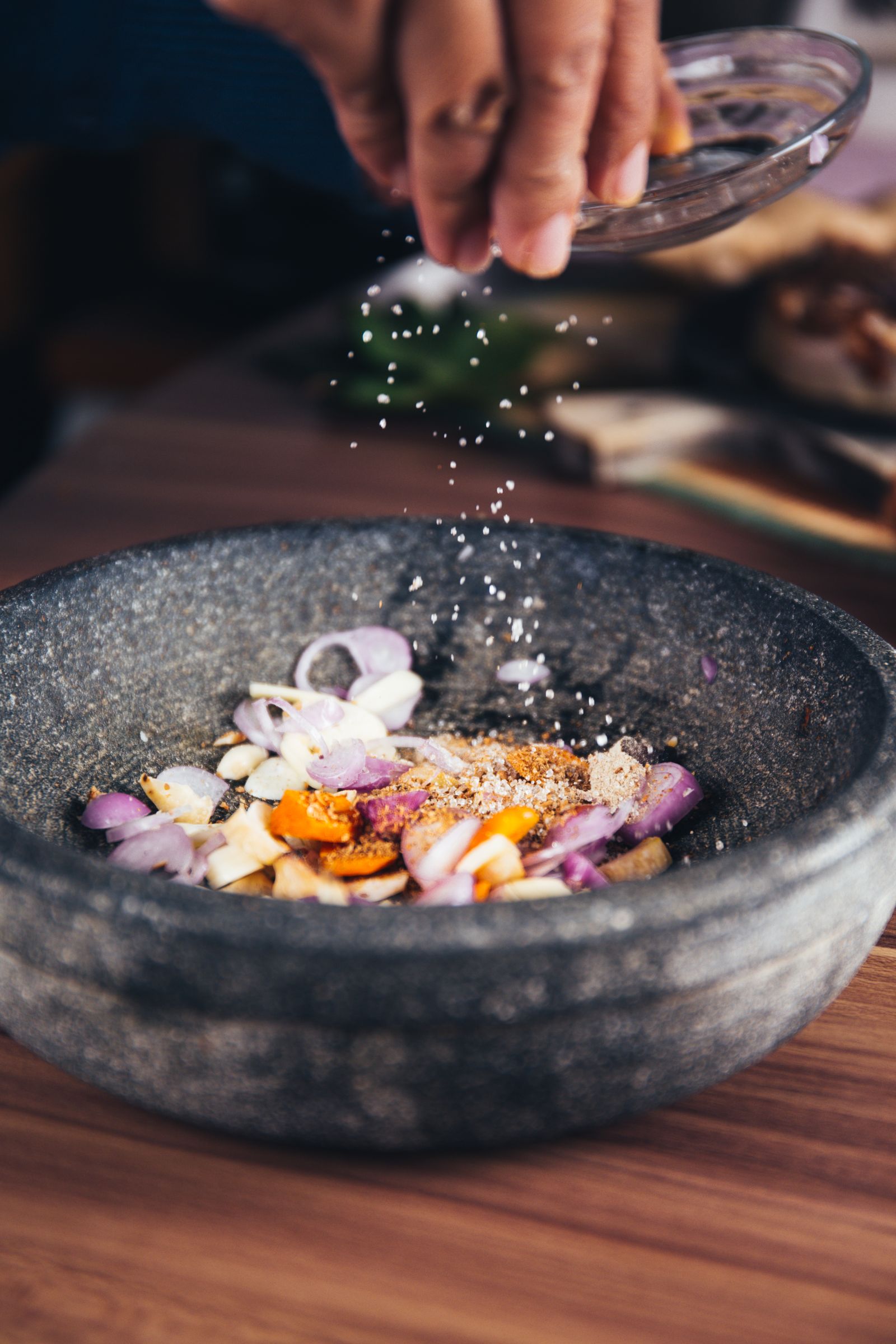 Préparation des épices en cuisine