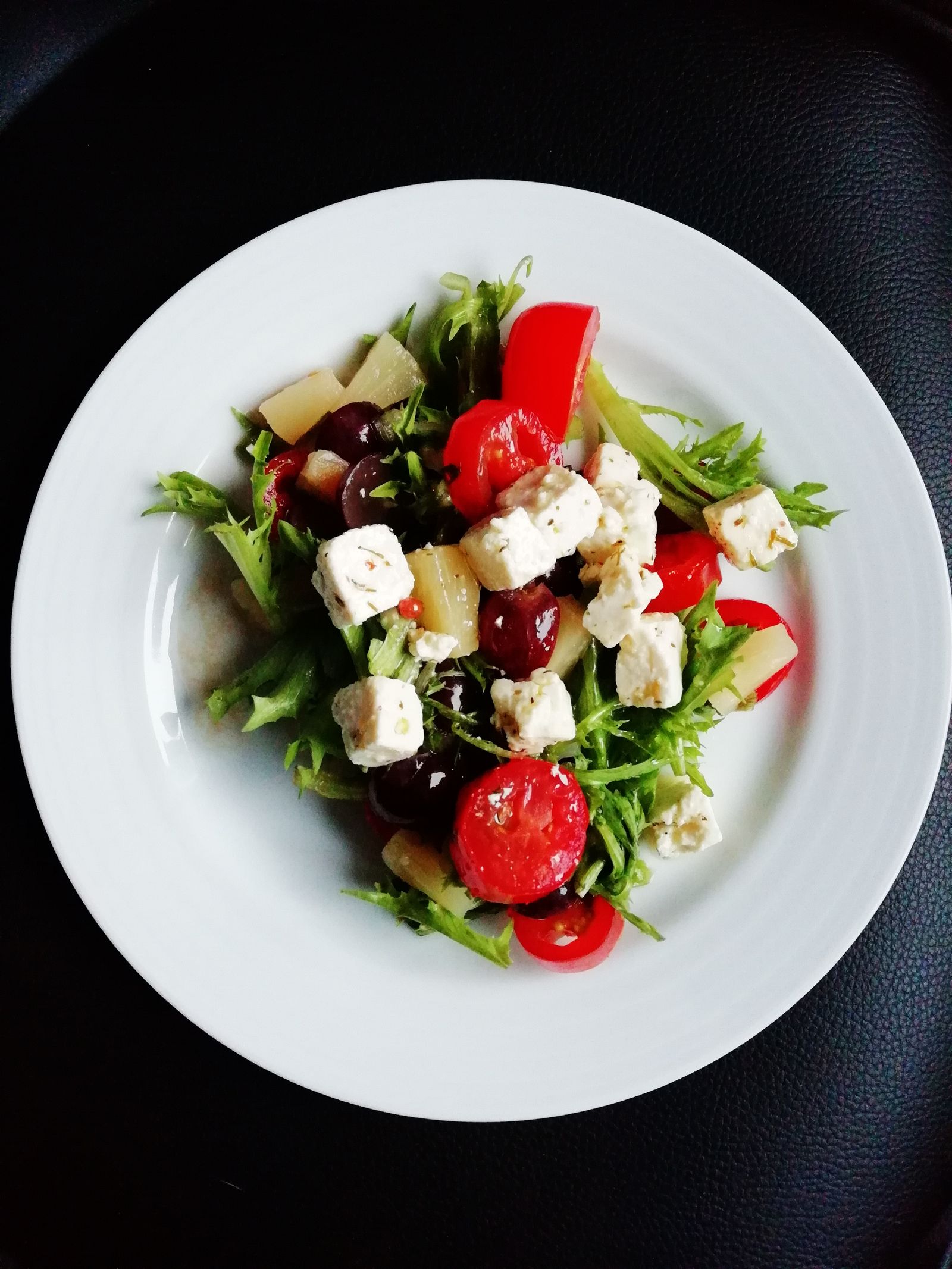 Entrée méditerranéenne : salade de feta, tomates et olives