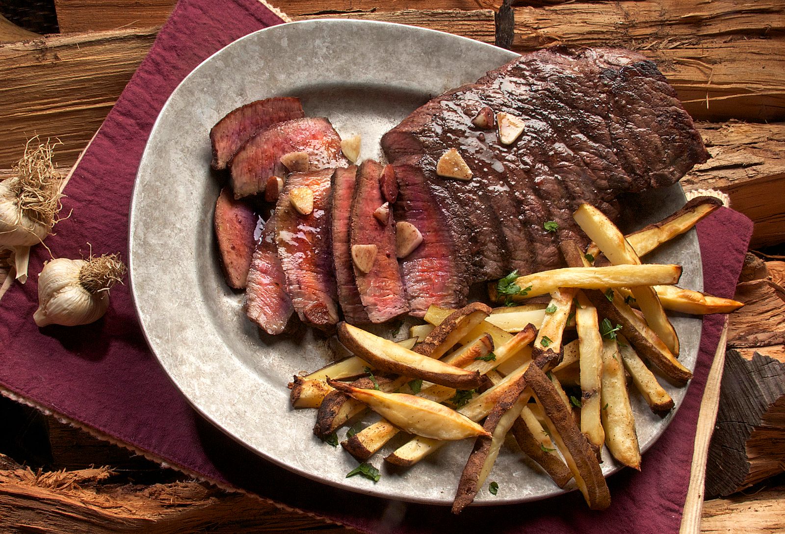 Viande grillée à la braise servie avec des frites maison