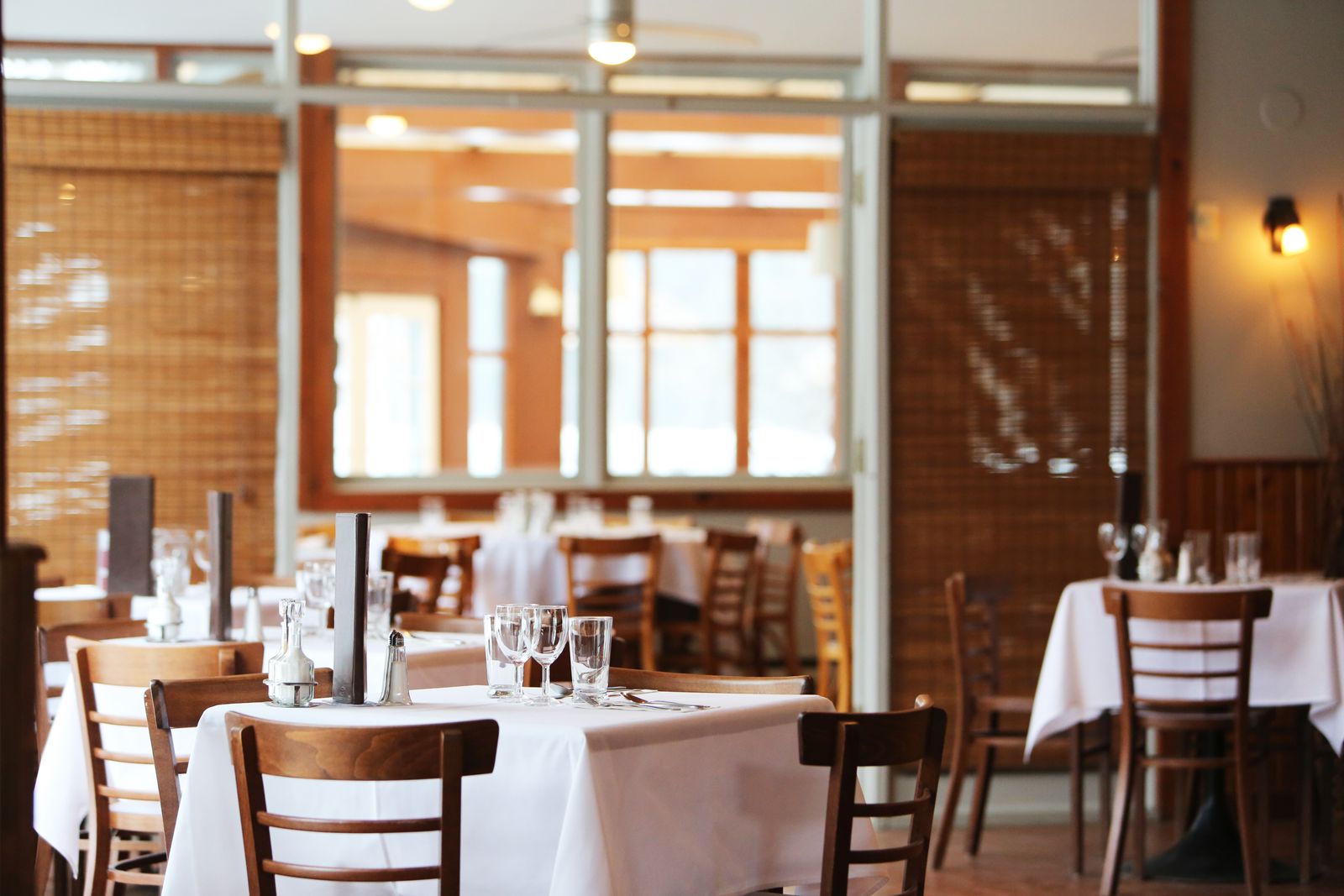 La salle du restaurant à midi