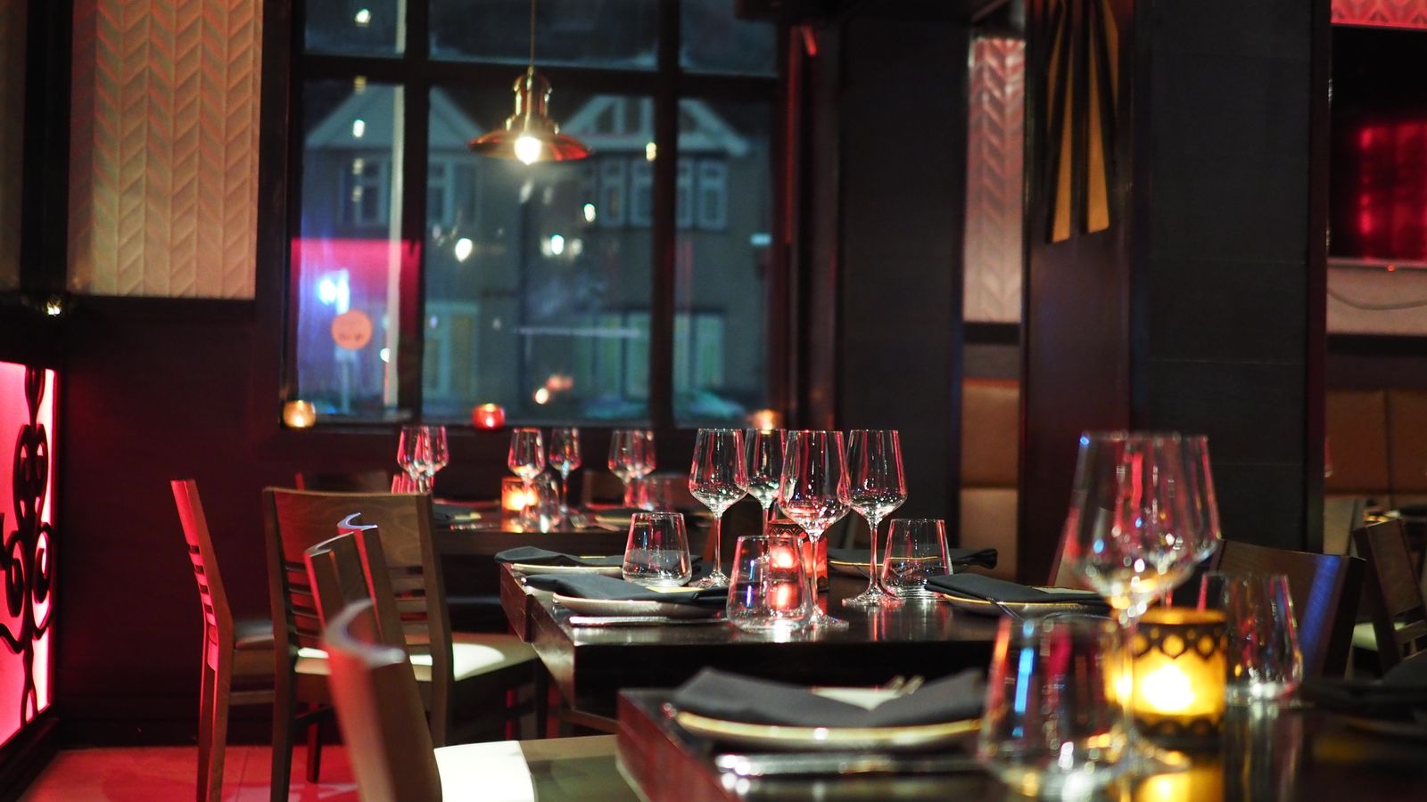La salle du restaurant le soir, verres de vin et bougies