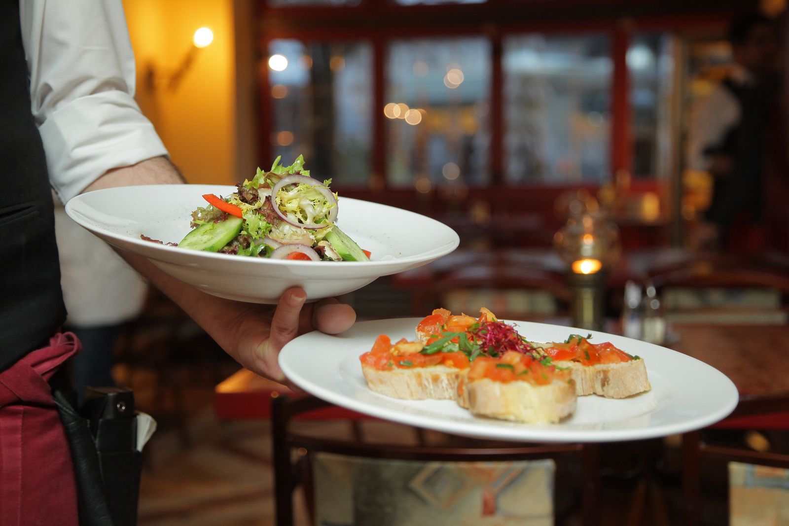 Service en salle, assiettes à la main